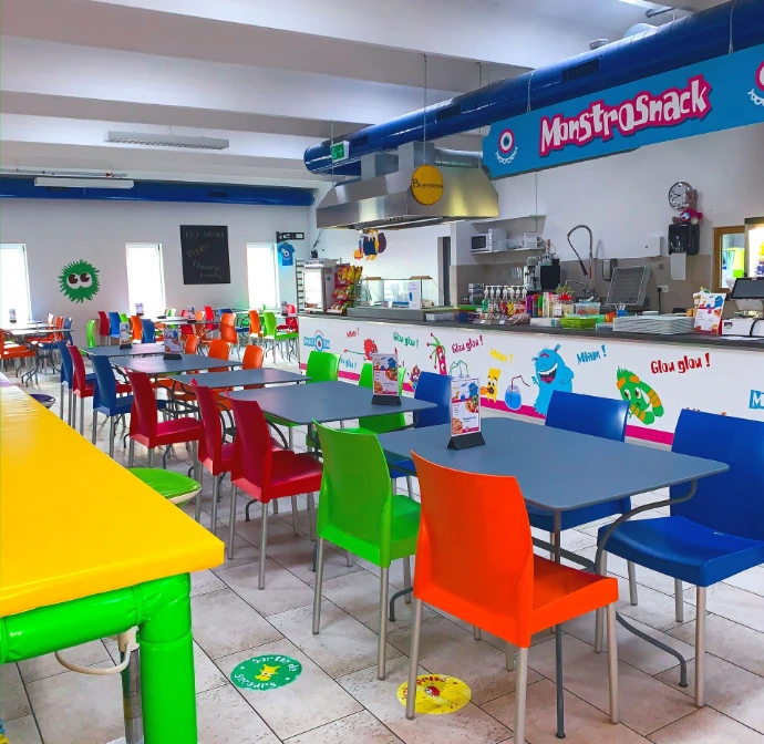 Cafétéria familial dans parc de loisirs