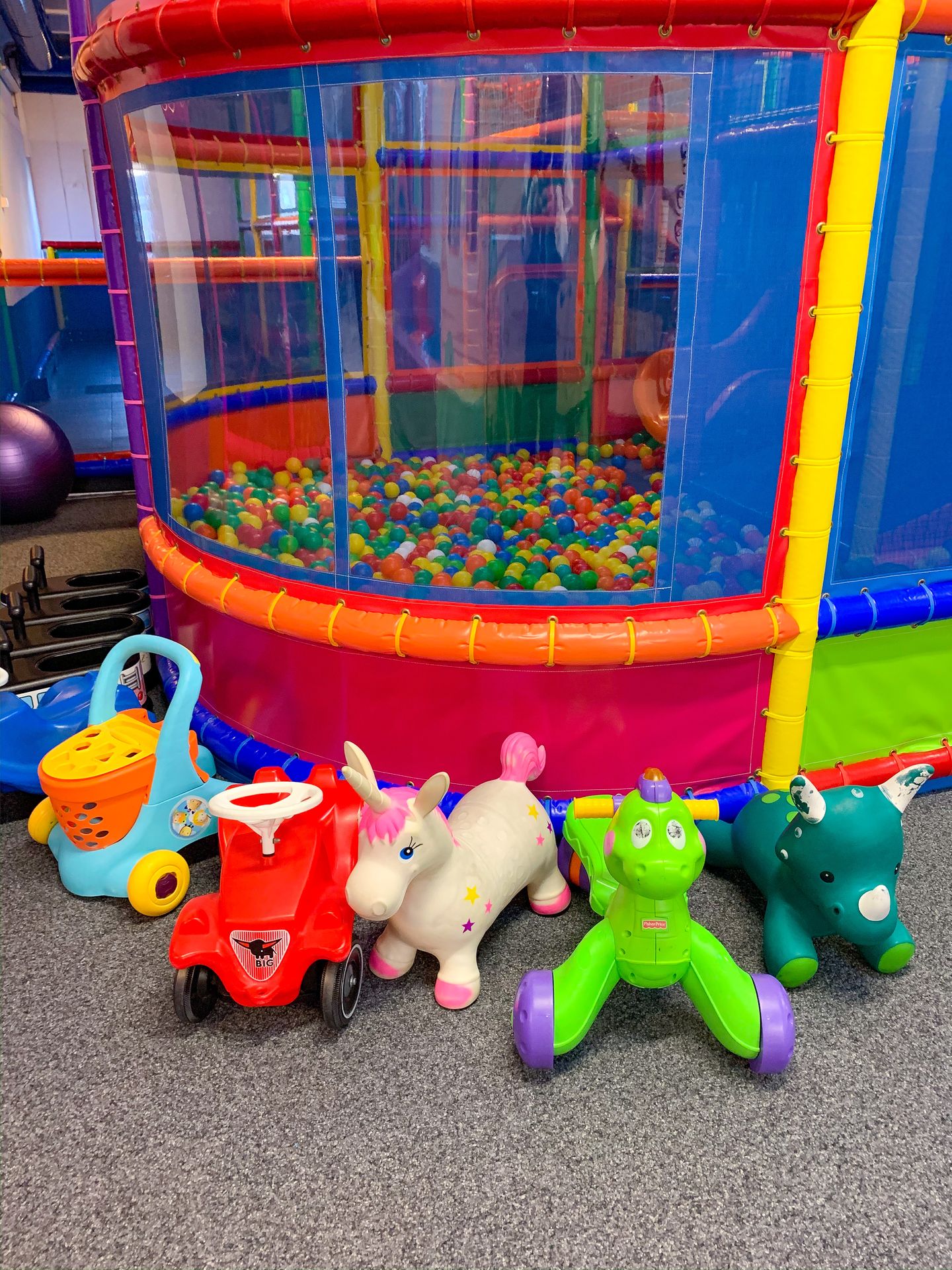 Animaux sauteurs dans un parc de loisirs