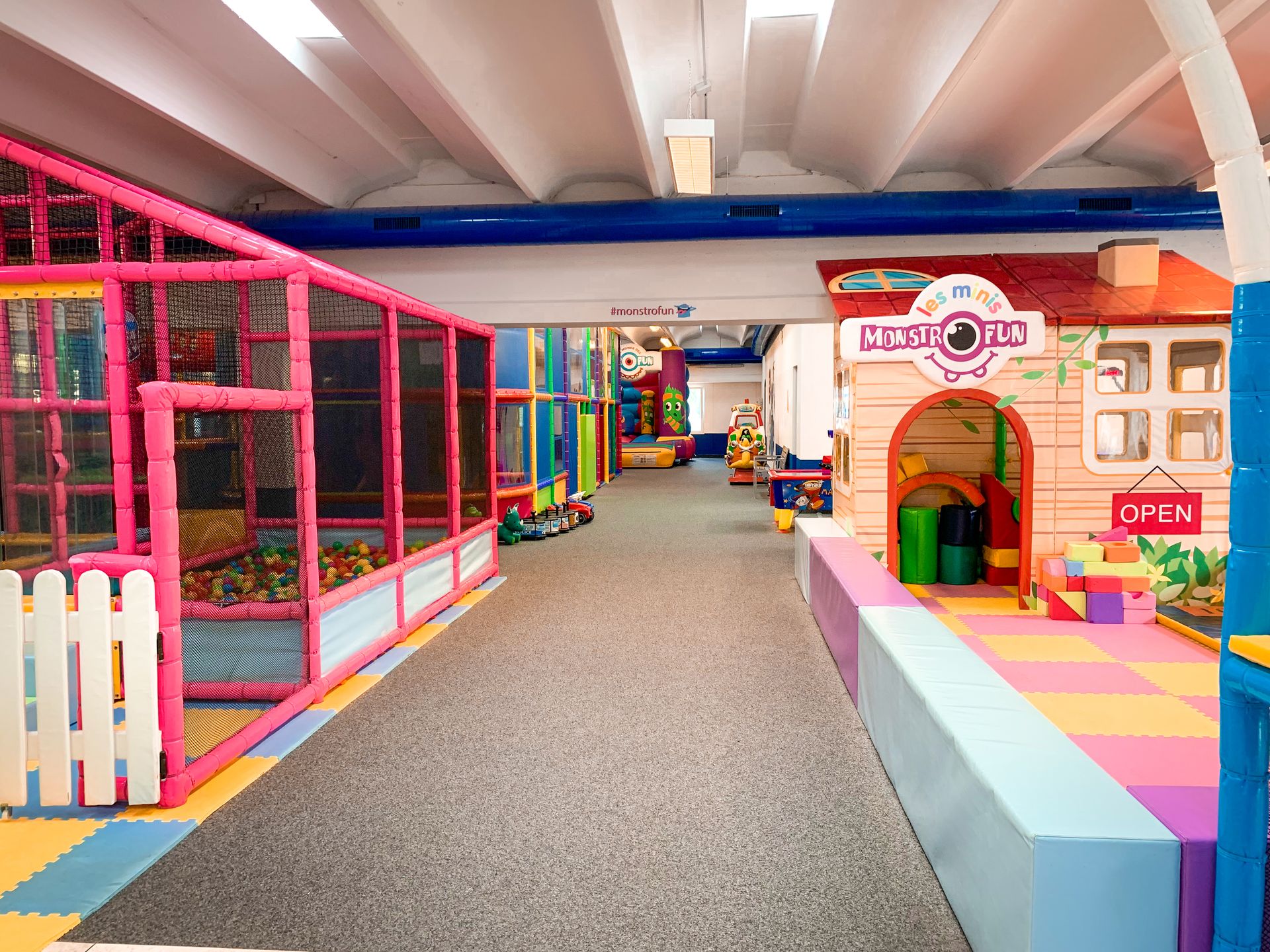 Vue intérieur du parc de loisirs Monstrofun